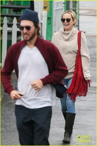 kate-hudson-danny-fujikawa-brave-the-rain-during-afternoon-date-01.jpg