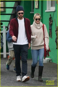 kate-hudson-danny-fujikawa-brave-the-rain-during-afternoon-date-03.jpg