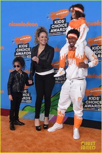 mariah-carey-nick-cannon-bring-twins-moroccan-monroe-to-kcas-01.jpg