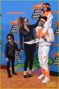 mariah-carey-nick-cannon-bring-twins-moroccan-monroe-to-kcas-08.jpg