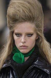 miumiufw18d3.thumb.jpg.7395552417f639942d9e37b0cd2562d3.jpg