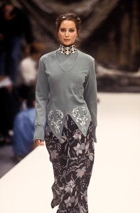 rifat-ozbek-fw-1993-2.thumb.jpg.93805db033443c9b46129955ba8ce7d8.jpg