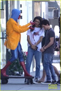 tom-holland-zendaya-spider-man-statue-04.jpg