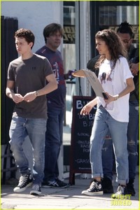 tom-holland-zendaya-spider-man-statue-05.jpg