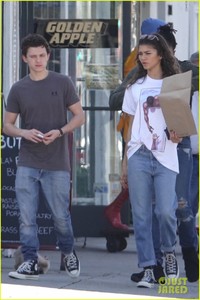 tom-holland-zendaya-spider-man-statue-06.jpg