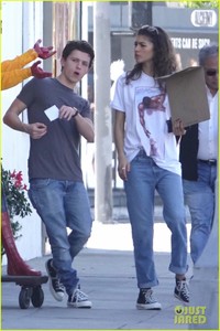 tom-holland-zendaya-spider-man-statue-07.jpg