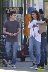 tom-holland-zendaya-spider-man-statue-37.jpg