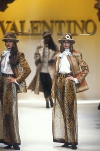 valentino-fw-1992-4.thumb.jpg.51e7d35208ed86a5f3ed47f3f8797a0f.jpg