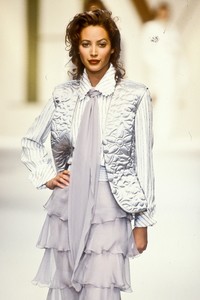 valentino-fw-1993-11.thumb.jpg.e587900b2abe94e43f5e90aa35d3427f.jpg