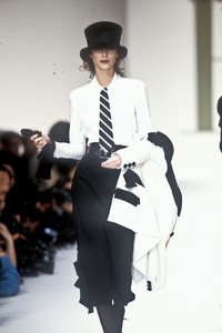 valentino-fw-1993-6.thumb.jpg.9c06f030116f26c520c78d75a24f5799.jpg