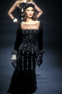 valentino-hc-fw-1992-9.thumb.jpg.e90872bf931324d8822dbbd4e997596d.jpg