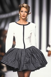 valentino-ss-1992-4.thumb.jpg.2696045aa1761431fbca9bbfd1af23ea.jpg