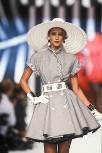 valentino-ss-1992-5.thumb.jpg.6ccdf5fd72293f2866a2d20d7c4566cc.jpg