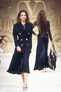 valentino-ss-1993-1.thumb.jpg.68b538ce39710142405233996e18931d.jpg