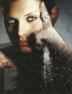 5ae35dfdb9625_harpersbazaarrussiamarch2002phhiro3.thumb.jpg.c3bc50fc2a82aa62ad8d7c1fb8a56944.jpg