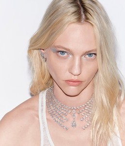 Sasha-Pivovarova-Messika-Jewelry10289.thumb.jpg.9e6b99c5c1feaa07f7c3e2bed971f3ee.jpg