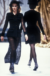 chanel-hc-fw-1991-6.thumb.jpg.e99e57479ca181a89b51a26cd53e3e6a.jpg