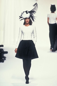 chanel-hc-fw-1994-12.thumb.jpg.7cf28e706e5b0f3b400513f617a995dd.jpg