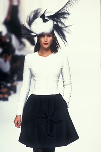 chanel-hc-fw-1994-13.thumb.jpg.638ac8f427c01dbd83ac1f4ea82111f6.jpg