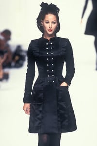 chanel-hc-fw-1994-3.thumb.jpg.8926c8f797853689867bc150e56d5425.jpg