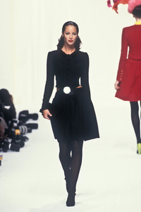 chanel-hc-fw-1994-4.thumb.jpg.cc22d6ba40577ed7bf4a10c4b5805fbd.jpg