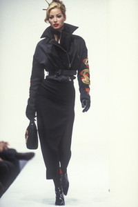 dolce-gabbana-fw-1992-19.thumb.jpg.653bc97a876fbf1268f8ed8cdcaa5e60.jpg