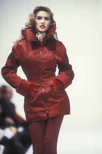 dolce-gabbana-fw-1992-2.thumb.jpg.e8529a020c9e24a3d91a73c70a7d77e9.jpg