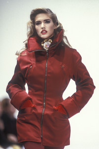 dolce-gabbana-fw-1992-3.thumb.jpg.f0996eb47e109b6b74b524fb47d26c15.jpg