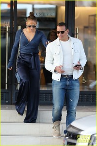 jennifer-lopez-alex-rodriguez-take-their-daughters-shopping-in-beverly-hills-01.jpg