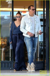 jennifer-lopez-alex-rodriguez-take-their-daughters-shopping-in-beverly-hills-05.jpg