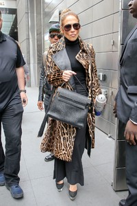 jennifer-lopez-leaving-the-rehearsal-in-nyc-04-24-2018-1.thumb.jpg.963868500703143d3f59418306194819.jpg