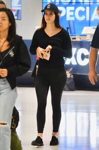 lana-del-rey-flies-out-of-australia-04-03-2018-3.thumb.jpg.f55f9c98ac0c2c97535a80544c316492.jpg