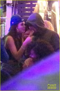 leonardo-dicaprio-camila-morrone-coachella-02.jpg