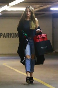 sofia-vergara-stops-by-barneys-new-york-in-beverly-hills-04-01-2018-3.jpg