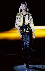 versace-fw-1992-7.thumb.jpg.10625221fbef386c6ab280eb3b60d81a.jpg