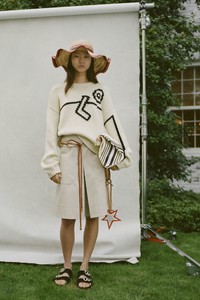 00008-Tory-Burch-vogue-pre-fall-2018-pr.thumb.jpg.6f9e516a223b43e348ad0b53f7901d20.jpg