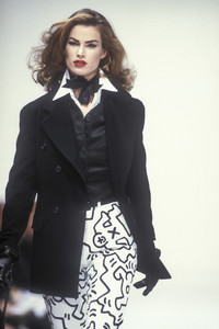 1322953942_DolceGabbana1992WomenRTW2.thumb.jpg.952a595082b05b2c7f9e9cf1f3846c23.jpg