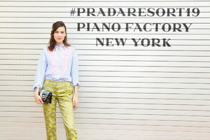 Alexa+Chung+Prada+Resort+2019+Fashion+Show+Z6iBmTAPOWSx.jpg