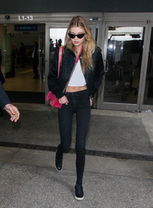 Stella+Maxwell+at+LAX+IzkXrFn8tCjx.jpg