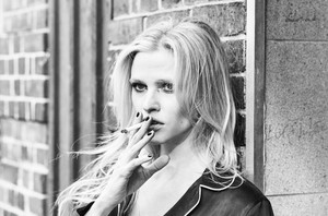 Lara-Stone-Editorial07.thumb.jpg.c9bd8cfd03792752051e33ff1b0f1060.jpg