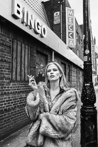 Lara-Stone-Editorial15.thumb.jpg.df349f51ef979c82123ae49e248a6333.jpg