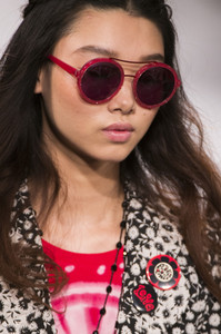 anna-sui-clpi-rs18-0269.thumb.jpg.814751f86a1e2abb930ab5e47e692d4f.jpg