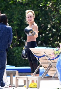 bella-hadid-and-hailey-baldwin-boxing-workout-in-the-garden-in-miami-beach-0.jpg