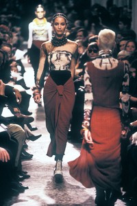 jean-paul-gaultier-ss-1994-1.thumb.jpg.5302542c9e5007eedac7f16721e03ea7.jpg