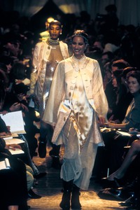 jean-paul-gaultier-ss-1994-6.thumb.jpg.60be9d403a89b7bfb000f95564c3d7d8.jpg