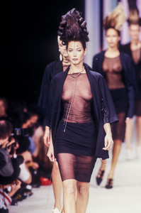 karl-lagerfeld-ss-1994-4.thumb.jpg.d0d4cfee4b0fa806d690dc50dc94a960.jpg