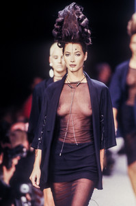 karl-lagerfeld-ss-1994-5.thumb.jpg.60a9df784617429cb4f82fcb83e60a40.jpg