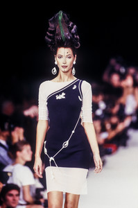 karl-lagerfeld-ss-1994-8.thumb.jpg.07892e0d2a70b3a80592da39a3020d6e.jpg