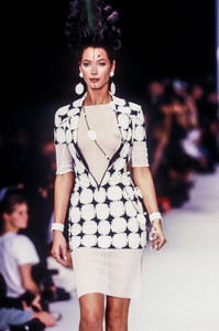 karl-lagerfeld-ss-1994-9.thumb.jpg.d958e482c79b6b496a8d3bb69de1208a.jpg