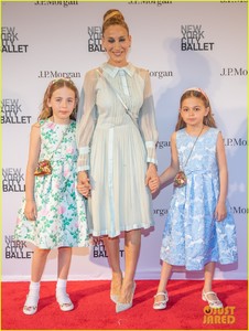 sarah-jessica-parker-ballet-twin-daughters-03.jpg